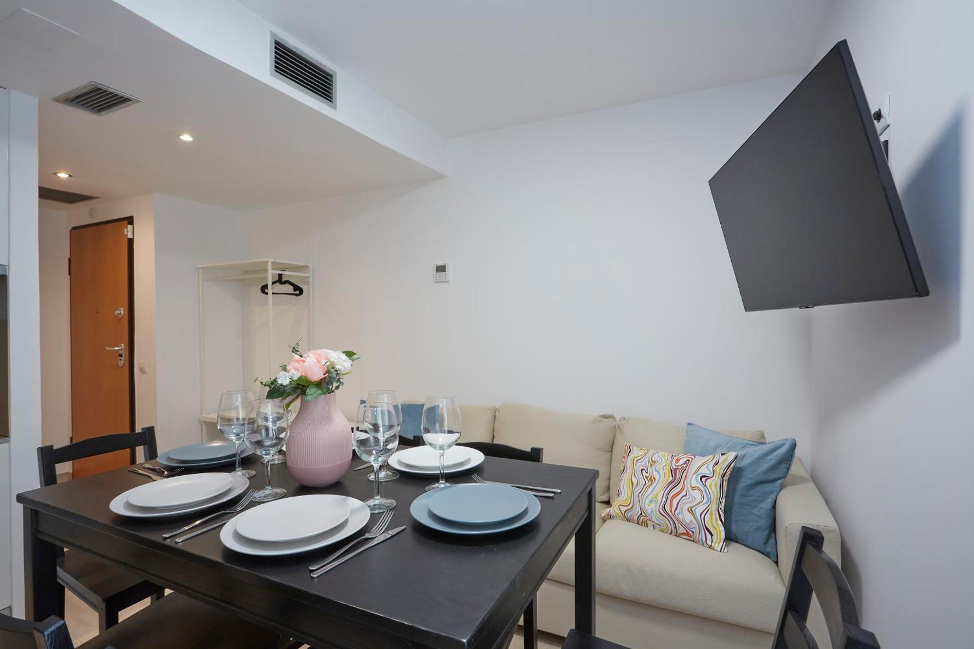 Three Bedroom Two Bathroom Apartment Close To Beach Барселона Экстерьер фото