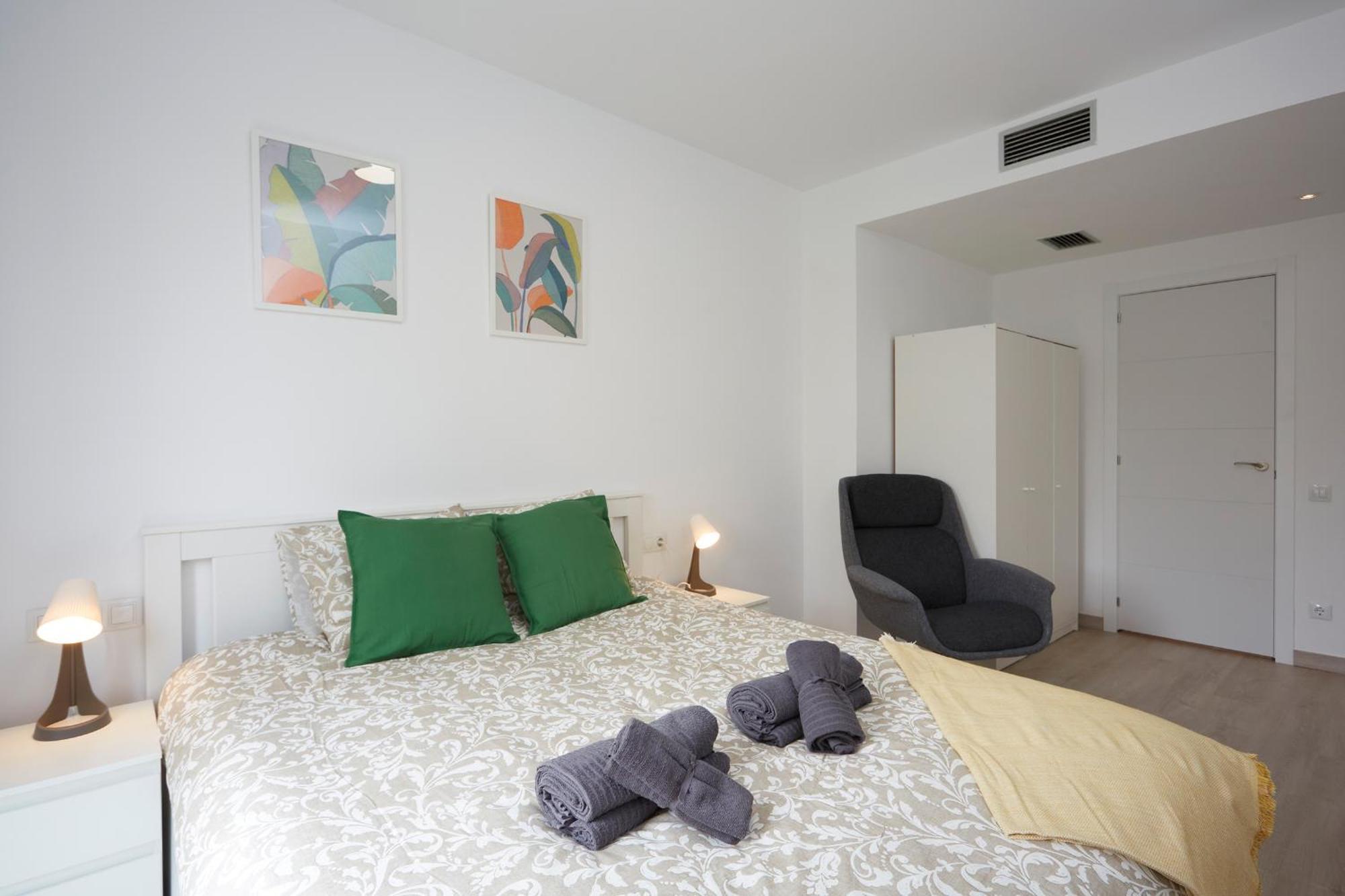 Three Bedroom Two Bathroom Apartment Close To Beach Барселона Экстерьер фото